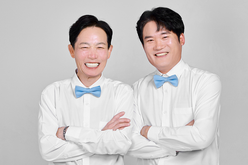 다정하게 서 있는 모녀