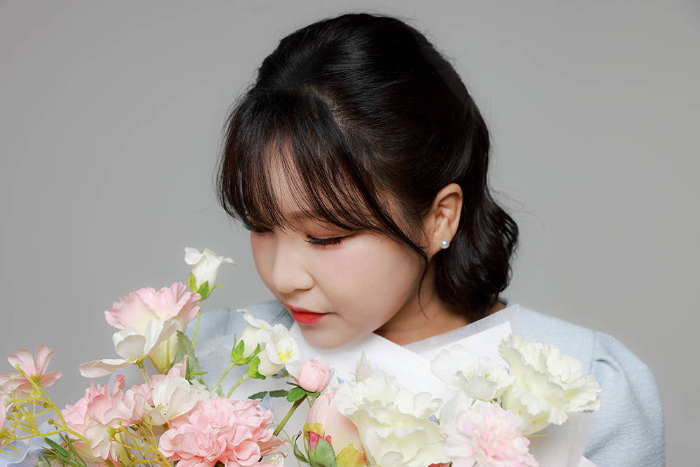 다정하게 서 있는 모녀