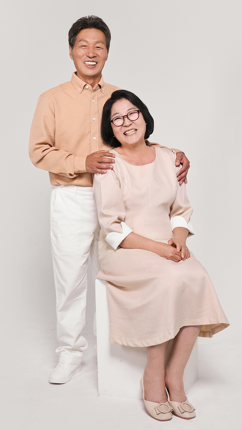 서로 바라보는 모녀