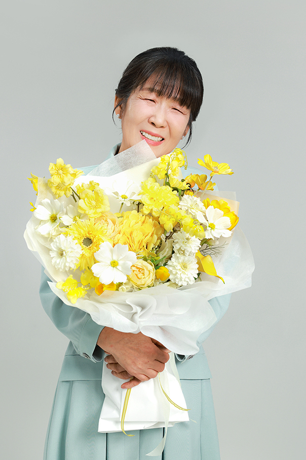 꽃다발을 든 엄마