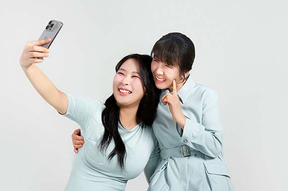 서로 바라보는 모녀