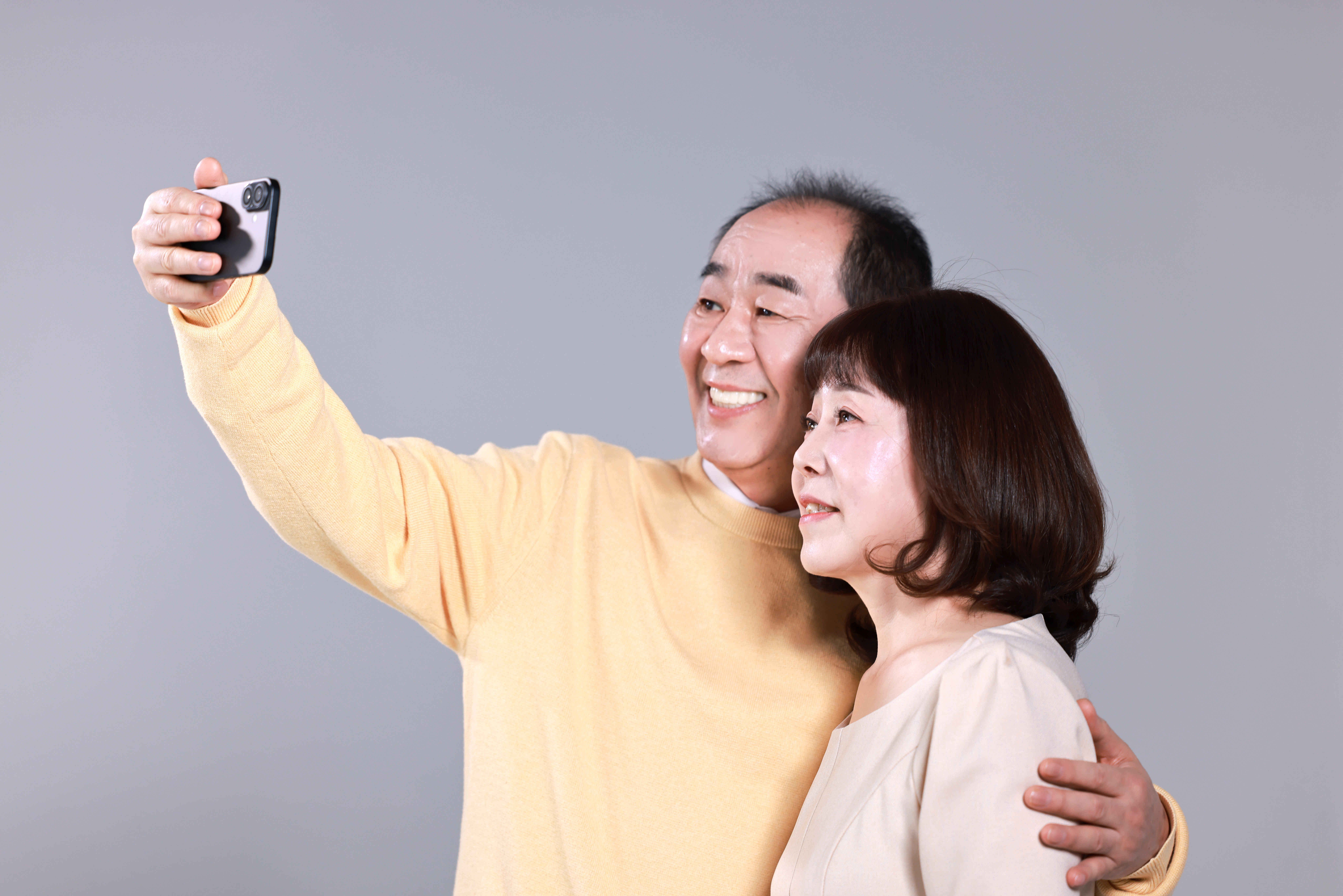 서로 바라보는 모녀