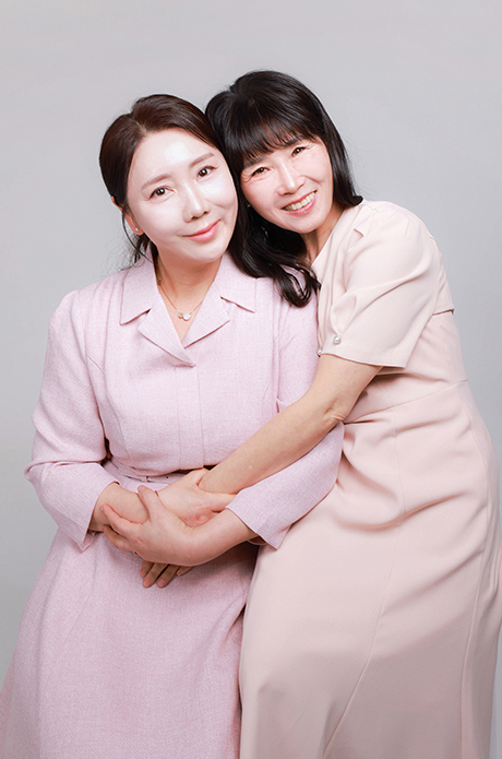 서로 바라보는 모녀