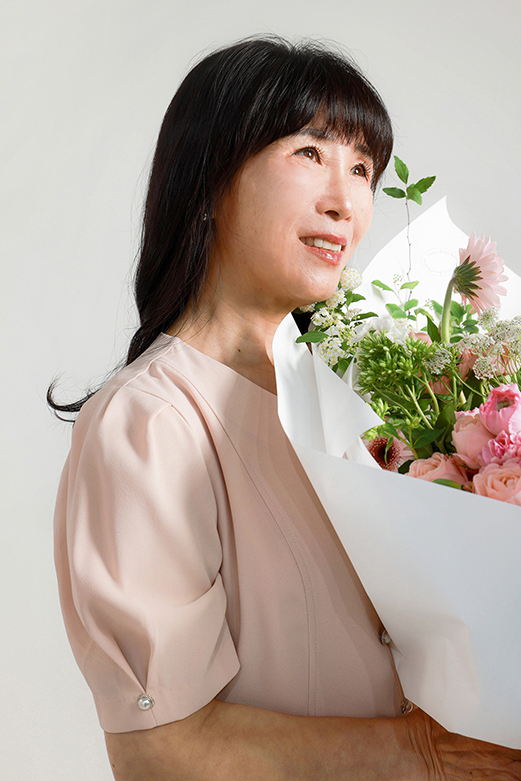 다정하게 서 있는 모녀