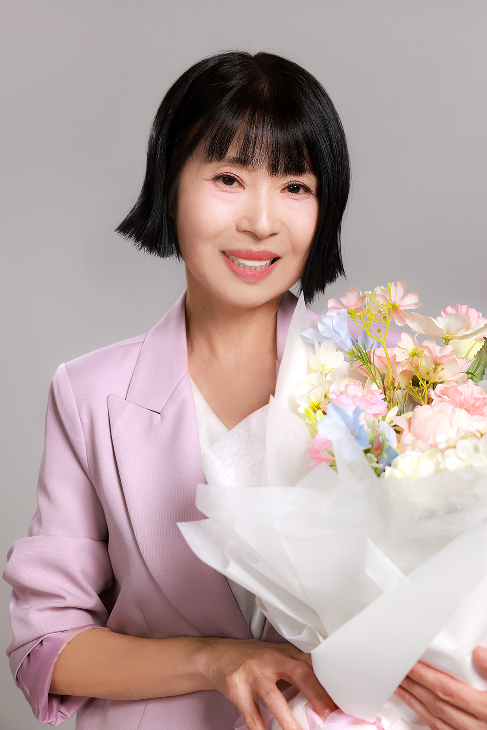 꽃다발을 든 엄마