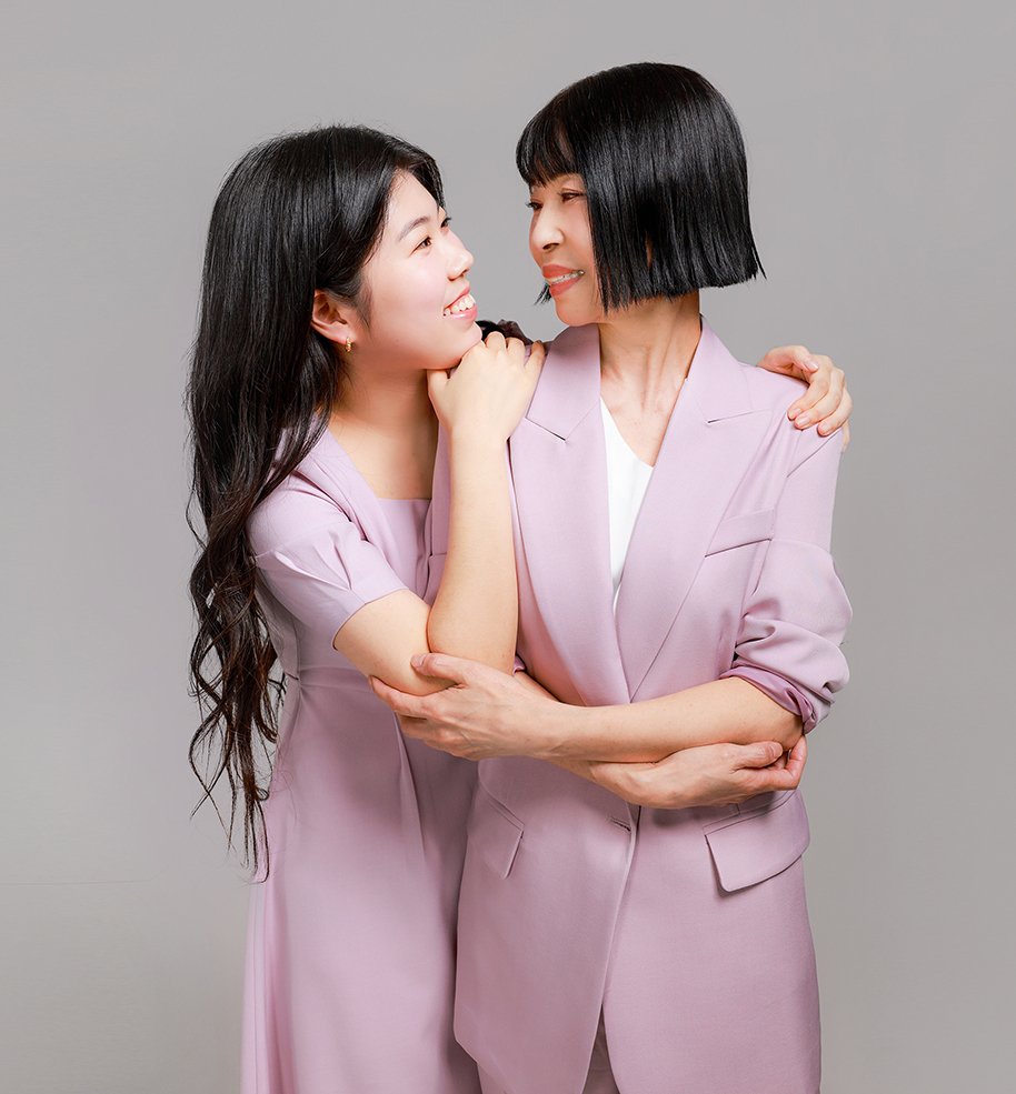 서로 바라보는 모녀