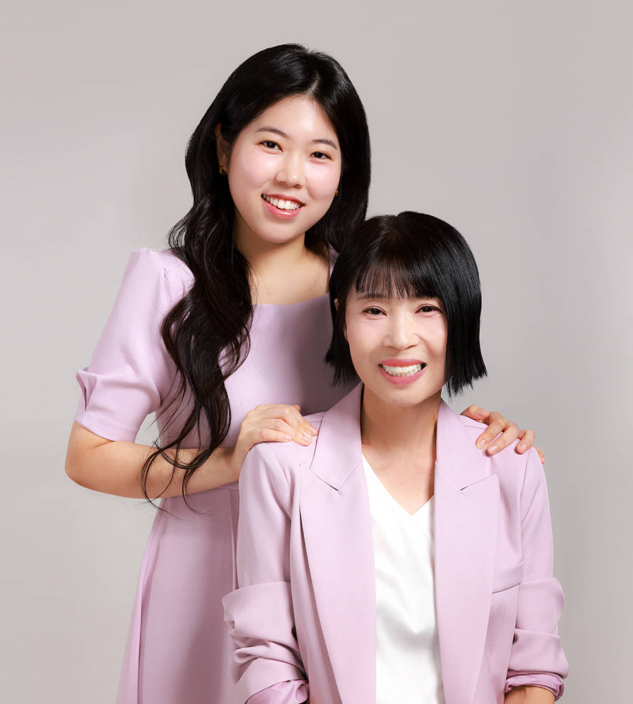 다정하게 서 있는 모녀