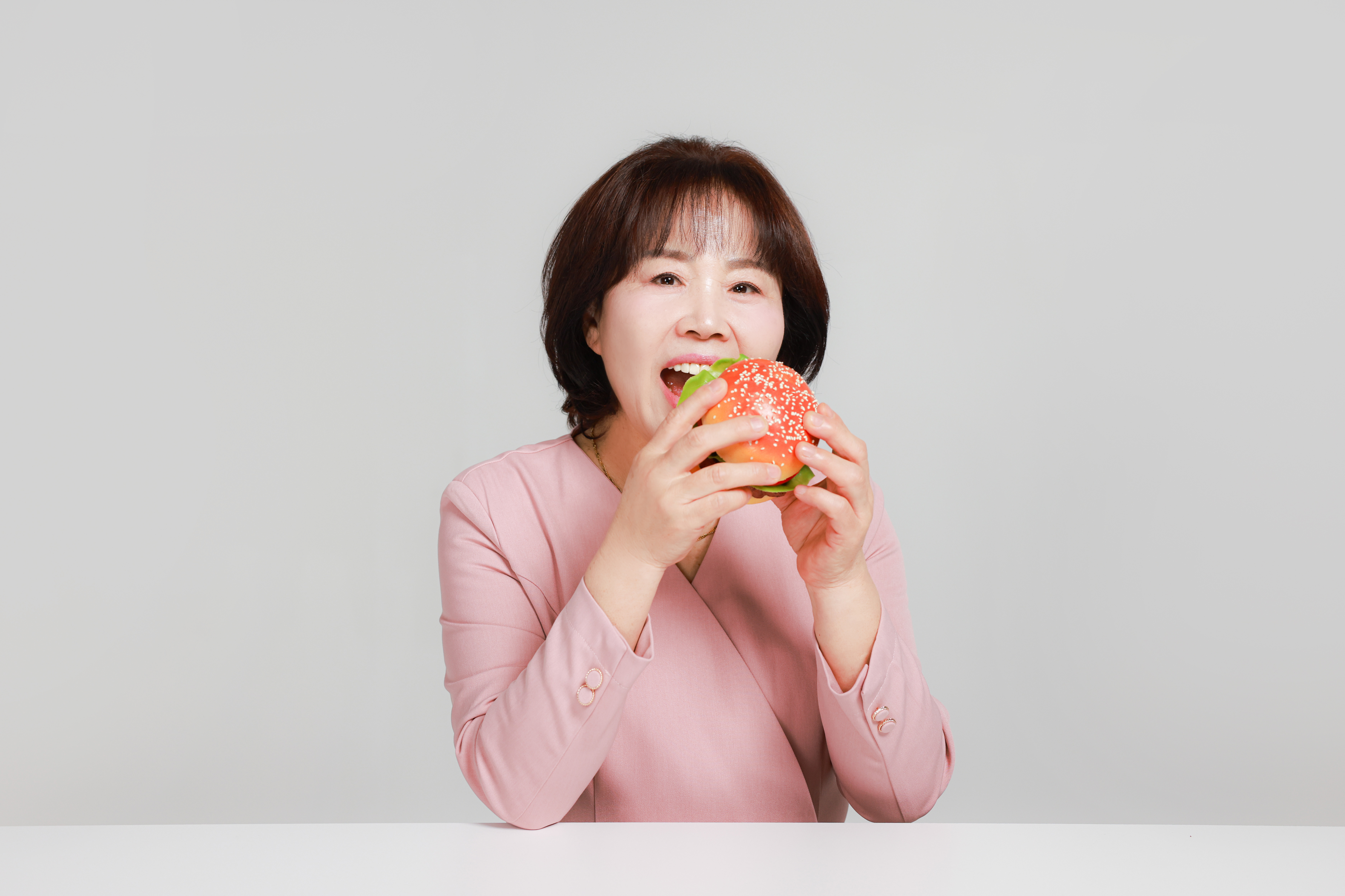 서로 바라보는 모녀