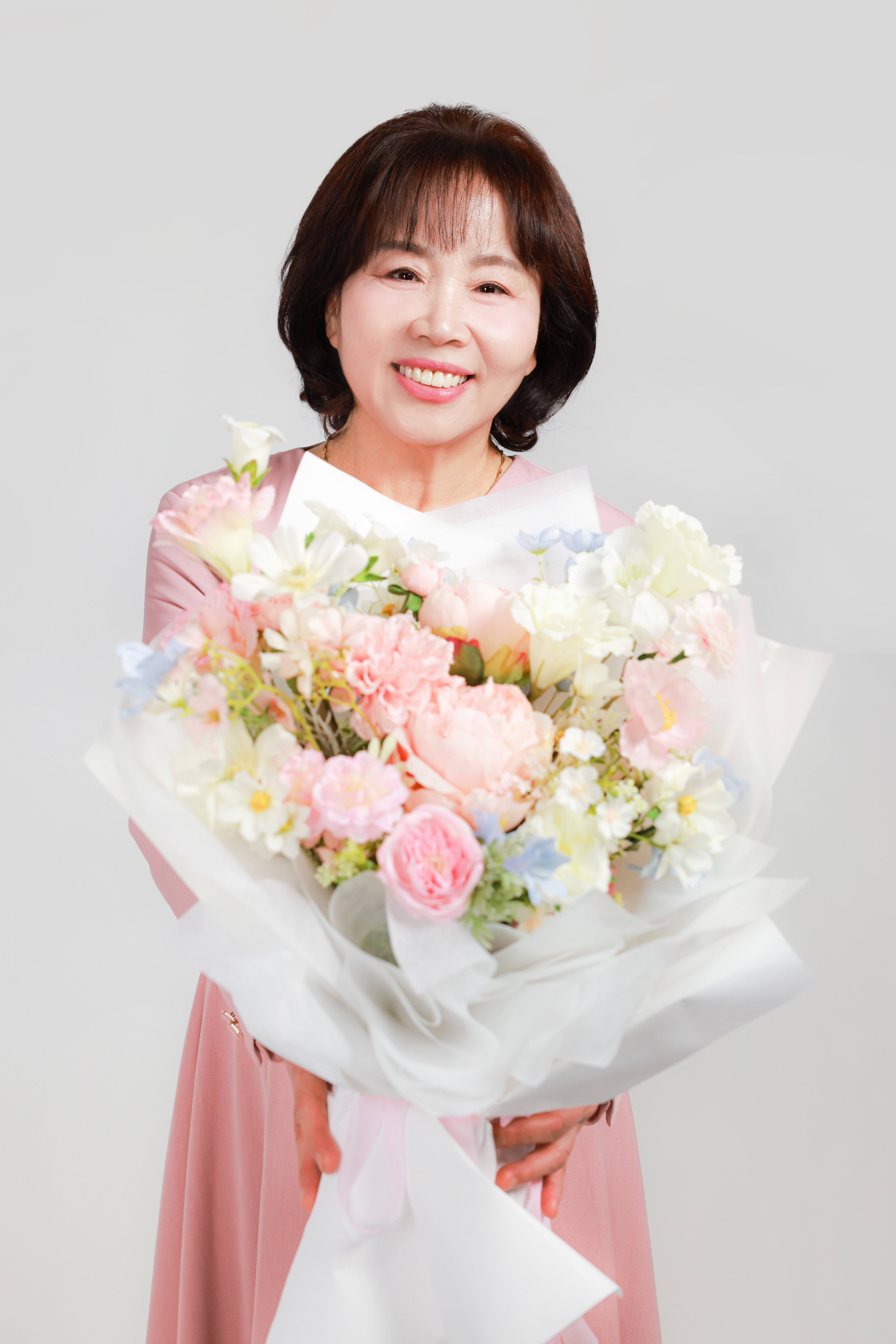 꽃다발을 든 엄마